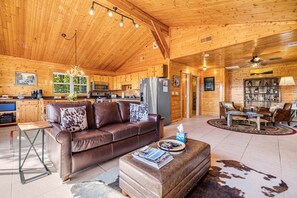 Smart-TV, Kamin, DVD-Player, Bücher