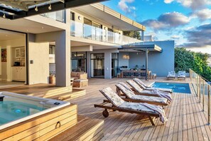 Outdoor dining - Perfect Family Holiday Villa in Camps Bay (Spindrift) (Cape Town)