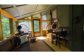 Smart TV, caminetto, libri, impianto stereo