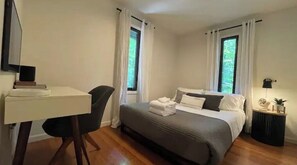 Une chambre à coucher avec un lit, un bureau et une chaise.