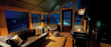 Una Smart TV, una chimenea, libros, un reproductor estéreo