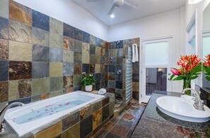 Ensemble baignoire-douche, séchoir à cheveux, serviettes fournies