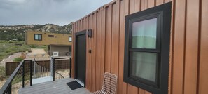 Un bâtiment moderne avec une façade en bois et une fenêtre à cadre noir.