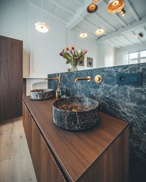 Chambre Deluxe double | Salle de bain | Douche, séchoir à cheveux, serviettes fournies