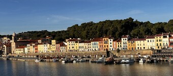 Just a stone's throw from the port and 300 m from a cove.