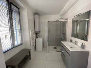 Shower, hair dryer, soap, shampoo - Just a stone's throw from the port and 300 m from a cove. (Port-Vendres)