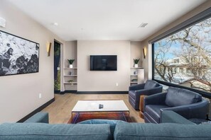 Comfort appartement | Woonruimte | Een 50-inch smart-tv met kabelzenders, televisie en streamingdiensten