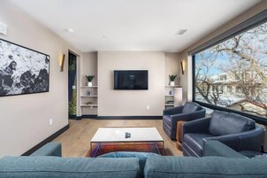 컴포트 콘도 | 거실 공간 | 케이블 채널 시청이 가능한 50인치 스마트 TV, TV, 스트리밍 서비스