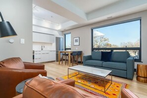 Comfort appartement | Woonruimte | Een 50-inch smart-tv met kabelzenders, televisie en streamingdiensten