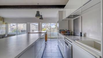 Kühlschrank, Mikrowelle, Ofen, Geschirrspüler