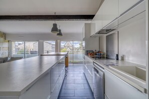 Kühlschrank, Mikrowelle, Ofen, Geschirrspüler