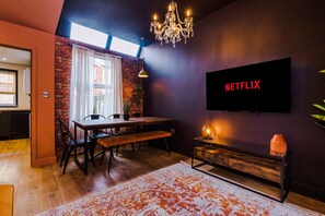 Casa de diseñador | Área de sala de estar | Smart TV de 50 pulgadas con canales por cable y televisión 