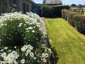 Property grounds - 3 bedroom accommodation in Hackforth, Bedale (Hackforth, Bedale)