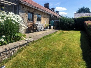 Outdoor dining - 3 bedroom accommodation in Hackforth, Bedale (Hackforth, Bedale)