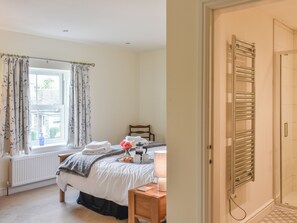 3 bedrooms, free WiFi, bed sheets - 3 bedroom accommodation in Hackforth, Bedale (Hackforth, Bedale)