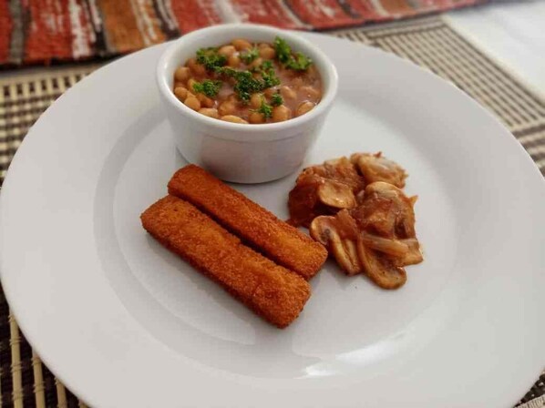 فطور كامل مجانًا يوميًا