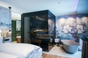 Luxe suite, sauna | Badkamer | Badjassen, handdoeken