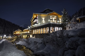 Front of property – evening/night - Berghotel Hochfügen (Fuegenberg)