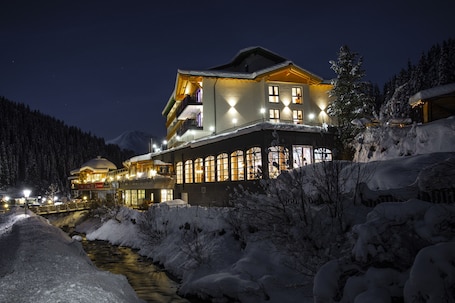 Framhlið gististaðar – að kvöld-/næturlagi