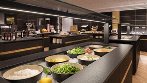 Een buffet met diverse gerechten en toevoegingen.