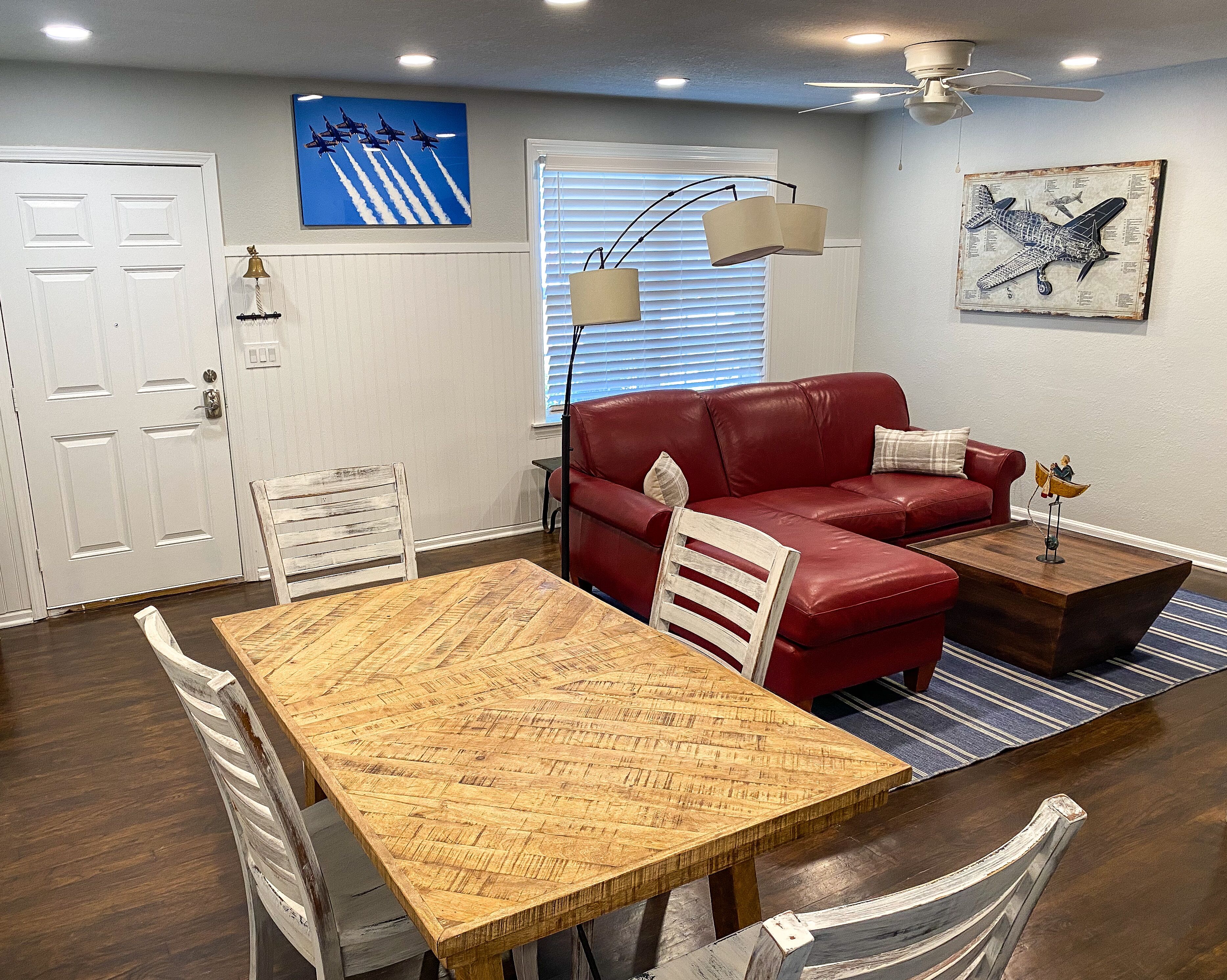 Cheerful 2-bedroom house with lighted patio