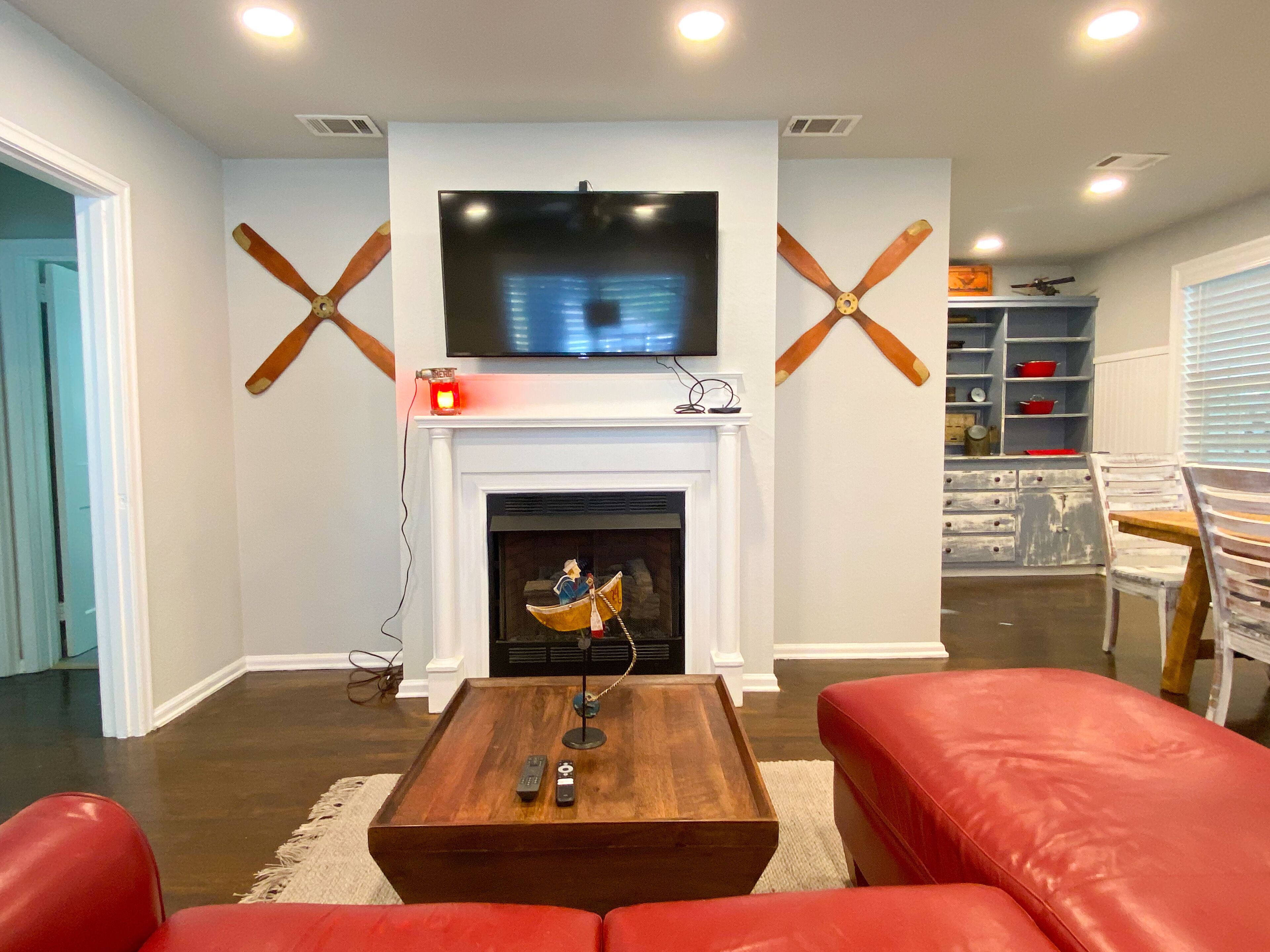 Cheerful 2-bedroom house with lighted patio