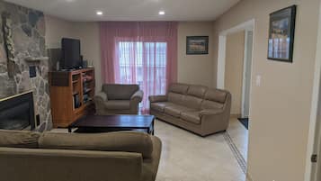 Smart TV, chimenea, reproductor de DVD y biblioteca musical