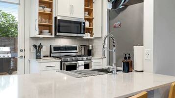 Kjøleskap, mikrobølgeovn, ovn og kokeplater