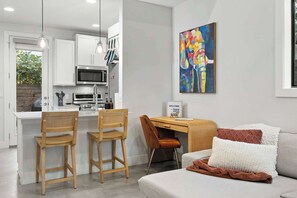 TV connectée, chaîne hi-fi, espaces bureaux