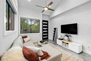 Smart TV, stereo, offices - East Side Haven - Blocks from Local Food Legends (Austin)