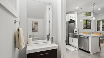 Combinazione doccia/vasca, asciugacapelli, asciugamani, sapone