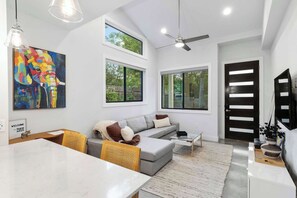 TV connectée, chaîne hi-fi, espaces bureaux