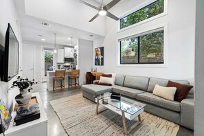 TV connectée, chaîne hi-fi, espaces bureaux