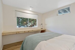 4 habitaciones, escritorio y tabla de planchar con plancha