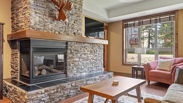 Smart TV, chimenea y oficina