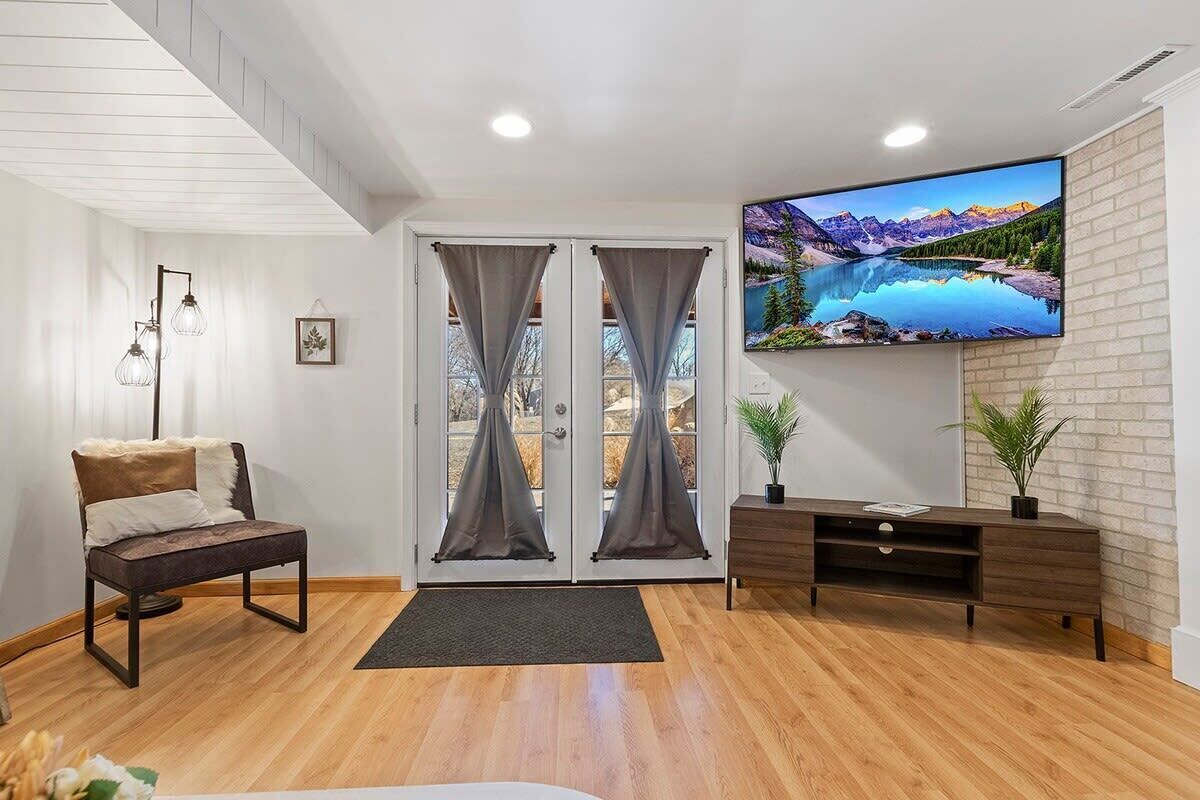 Family Getaway: Spacious Lower Unit with Wi-Fi