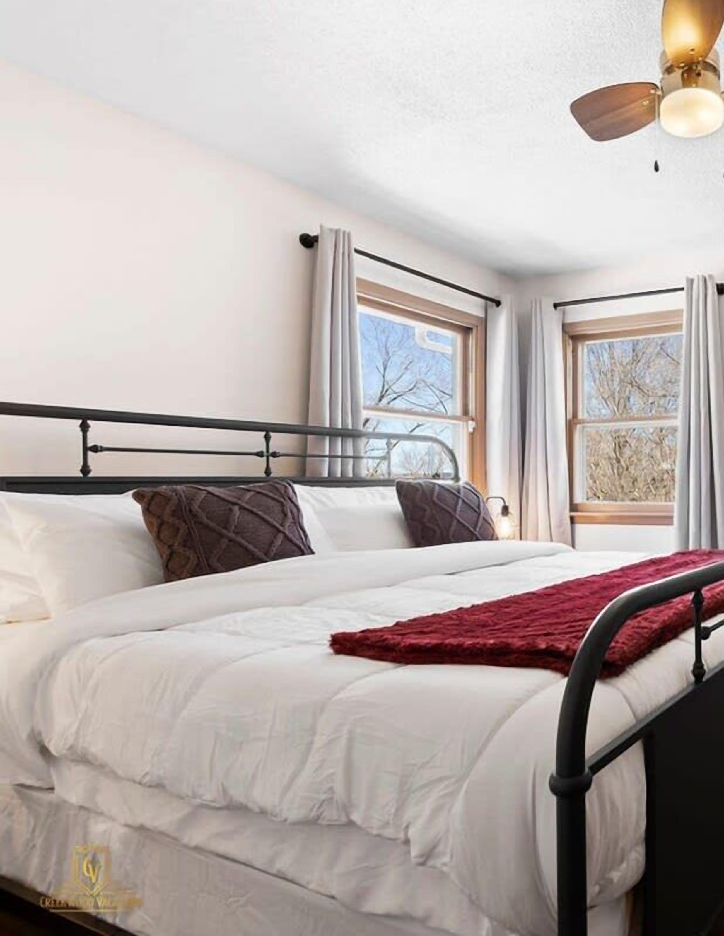 Classy Upper Unit | Fenced Yard & Manhattan Nearby