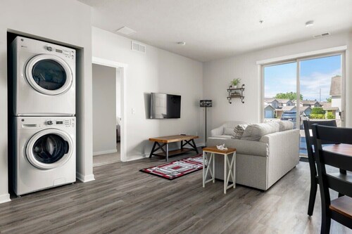 *NEW* Amazing First Floor Condo Near Downtown TC