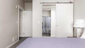 2 habitaciones, tabla de planchar con plancha, wifi y ropa de cama