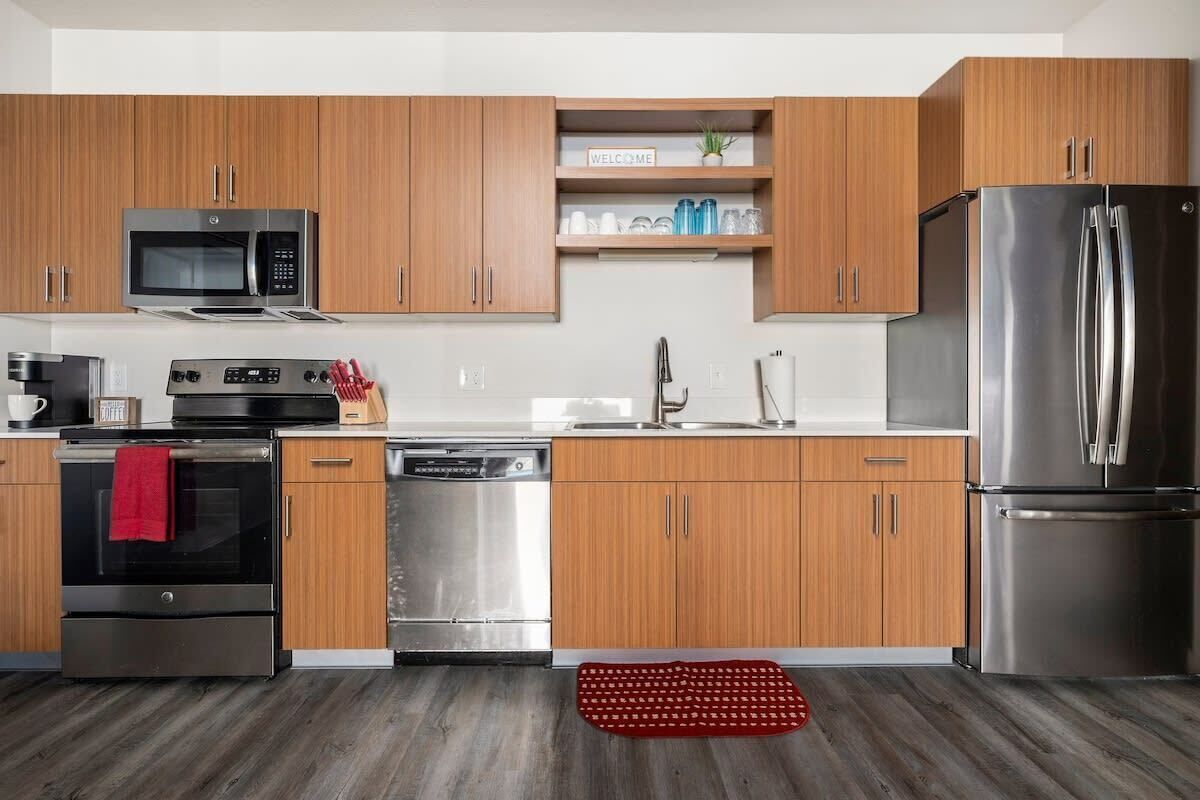 Frigorifero, microonde, forno, piano cottura