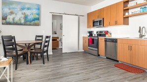 Eine moderne Küche mit Holzausbau, einer Mikrowelle und einem Geschirrspüler.