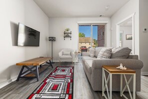 Flatskjerm-TV, strømmetjenester og kontorer