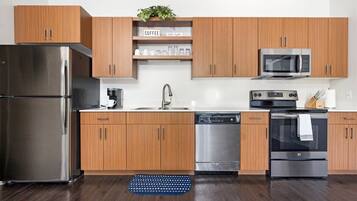 Réfrigérateur, micro-ondes, four, plaque de cuisson