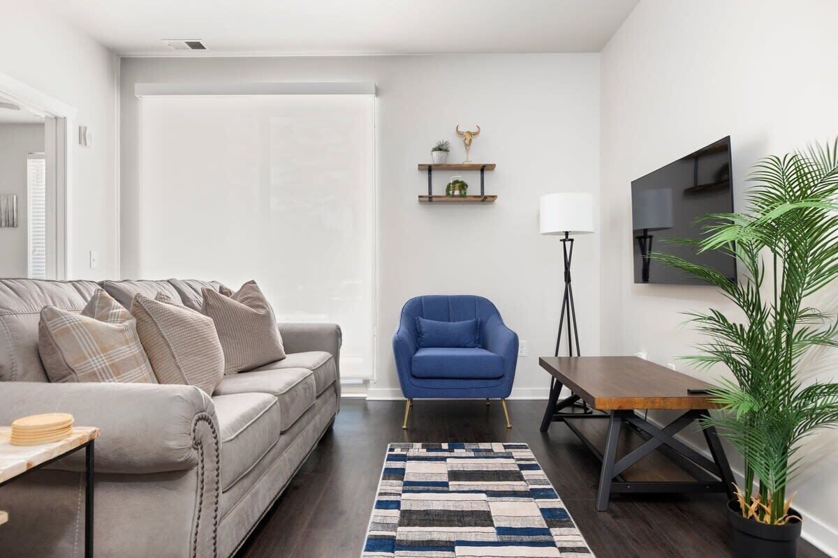 Flatskjerm-TV, strømmetjenester og kontorer