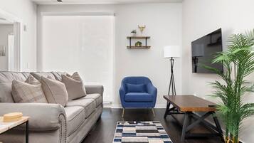 Télévision à écran plat, services de streaming, espaces bureaux