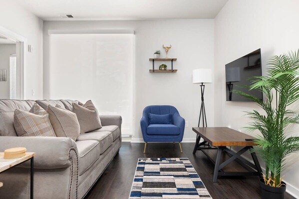 Télévision à écran plat, services de streaming, espaces bureaux