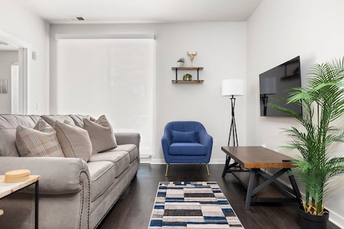 *NEW* Spacious Condo Near Downtown TC