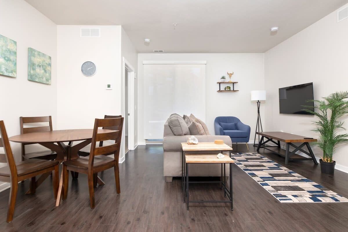 Télévision à écran plat, services de streaming, espaces bureaux