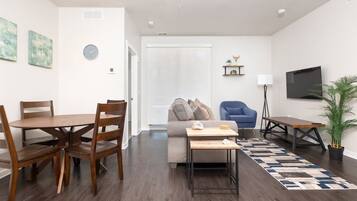 Télévision à écran plat, services de streaming, espaces bureaux