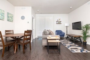 Télévision à écran plat, services de streaming, espaces bureaux